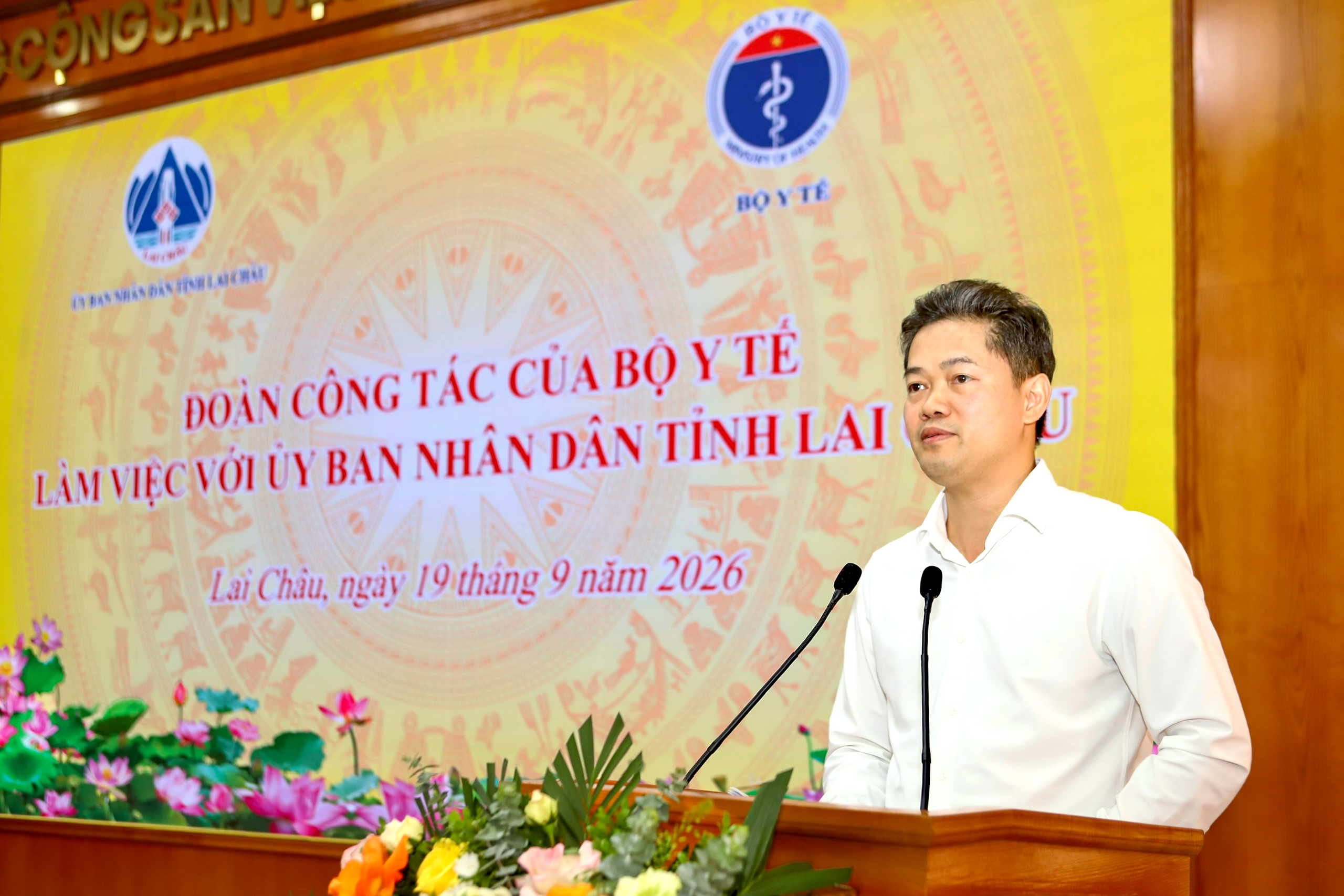 Thứ trưởng Thường trực Bộ Y tế Vũ Mạnh Hà phát biểu tại buổi làm việc